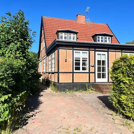 With Garden, Free Parking & 5 Min From Train *
