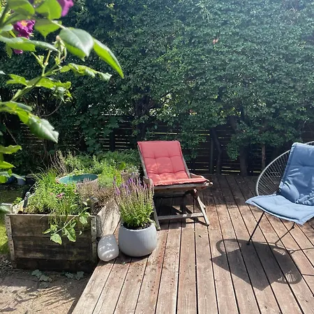 With Garden, Free Parking & 5 Min From Train Feriehus